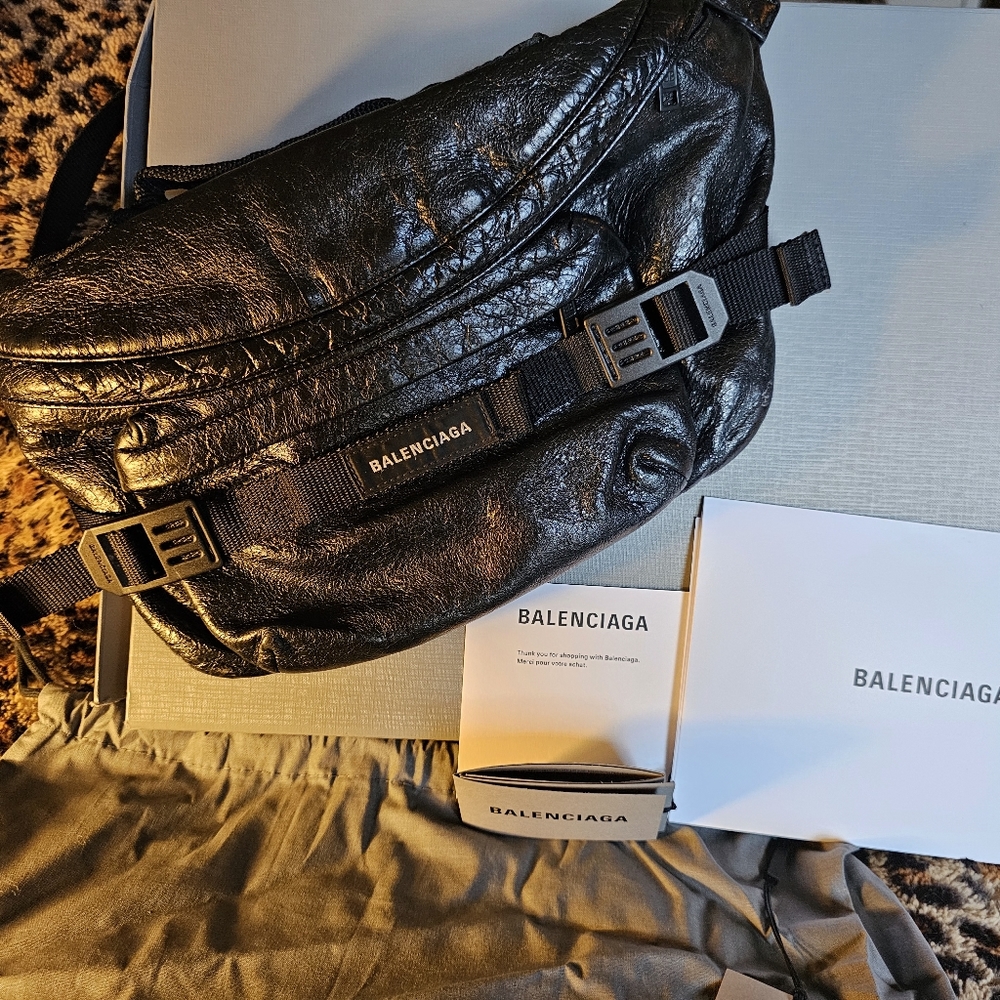BALENCIAGA MEN'S LARGE BELTPACK IN BLACK